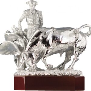 TROFEO FIGURA TORERO Y TORO PLATA METALIZADO 25 cm